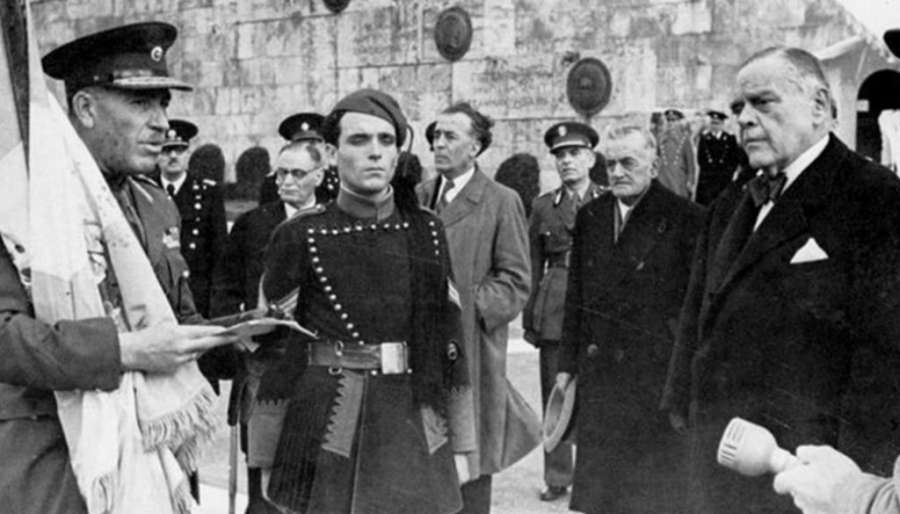 Στην κεντρική φωτογραφία ο Ράλλης (δεξιά) και ο Τσολάκογλου (με την σημαία) ορκίζουν ταγματασφαλίτες