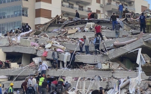 Τουλάχιστον 25 νεκροί, περισσότεροι από 800 τραυματίες από τον σεισμό στην Τουρκία – Ψάχνουν επιζώντες στα χαλάσματα στη Σμύρνη