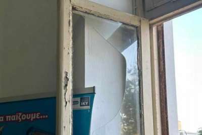 Σχολεία - παγίδες θανάτου - Εκπαιδευτικός τραυματίστηκε από πτώση σπασμένου τζαμιού