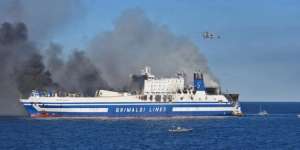 Φωτιά στο πλοίο: Οργή για την απόφαση να μεταφερθεί το πλοίο στην Αιτωλοακαρνανία - BINTEO