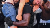 Ο μαύρος διαδηλωτής που διέσωσε τον τραυματία λευκό ακροδεξιό μετά από σύγκρουση   - Οι δυο κόσμοι που συγκρούονται.