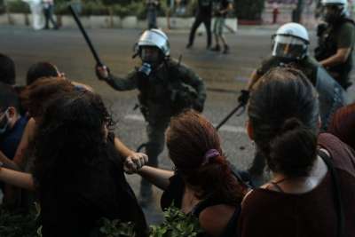 «Μου επιτέθηκαν πέντε φορές με γκλοπ ειδικά όταν έμαθαν πως είμαι δικηγόρος» – Άγρια καταστολή της πορείας για τον Γ. Μιχαηλίδη