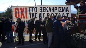 Αγροτικές κινητοποιήσεις: Κλειστή η εθνική οδός Αθηνών-Λαμίας