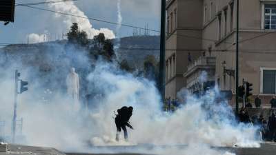 Απάντηση της κυβέρνησης με αστυνομική καταστολή και χημικά στο ποτάμι οργής και καταδίκης του εγκλήματος στα Τέμπη (ΒΙΝΤΕΟ)