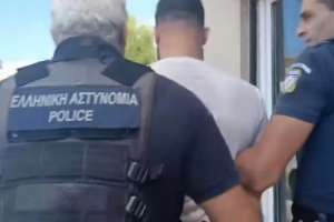 Πρώτη μέρα στα σχολεία με την αστυνομία να υποδέχεται τους εκπαιδευτικούς και να προβαίνει σε προσαγωγή εκπαιδευτικού φορώντας του χειροπέδες! (φωτογραφίες – βίντεο)