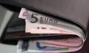 Ανθρωπιά από άνεργο ζευγάρι: Βρήκε στον δρόμο 15.000 ευρώ και τα παρέδωσε