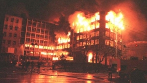 23 Απρίλη 1999: Το ΝΑΤΟ βομβαρδίζει το κτίριο της σερβικής τηλεόρασης – 30 οι νεκροί (φωτογραφίες)