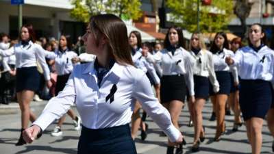 Με κονκάρδες που έγραφαν: «Ήταν έγκλημα!» και μαύρα περιβραχιόνια παρέλασαν μαθητές στη Λάρισα