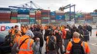 Η ΕΛΜΕ Πειραιά καταδικάζει το όργιο καταστολής κατά των λιμενεργατών της COSCO