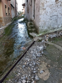 Σε άθλια κατάσταση το ιστορικό κέντρο των Αργυράδων πλημμυρισμένο από νερά από βλάβες της ΔΕΥΑΚ και μπάζα ΒΙΝΤΕΟ - ΦΩΤΟ