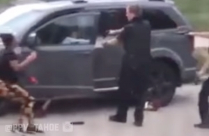 Αστυνομικός πυροβολεί μαύρο άνδρα πισώπλατα, μπροστά στα παιδιά του!  - Video σοκ