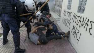 Νέα ντοκουμέντα της ανεξέλεγκτης «Δράσης» του αστυνομικού κράτους - «Φυτεύουν» μολότοφ σε διαδηλωτή; – (φωτο και βίντεο)
