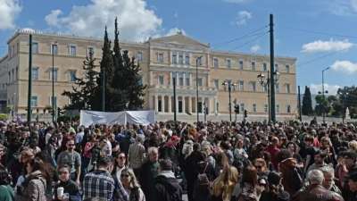 Κούφια αντιπαράθεση με ψεύτικα διλήμματα για την υφαρπαγή της λαϊκής ψήφου