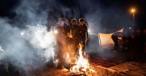 Έβρος: Ομάδα πολιτών δεν επιτέθηκε με όπλα αλλά ζέστανε το γάλα για μωρό προσφύγων