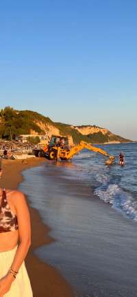 Κατακτητές - καταπατητές παραλιών με την ανοχή και ενοχή του Δήμου Νότιας Κέρκυρας - Μπουλνόζες στην παραλία του Μαραθιά!
