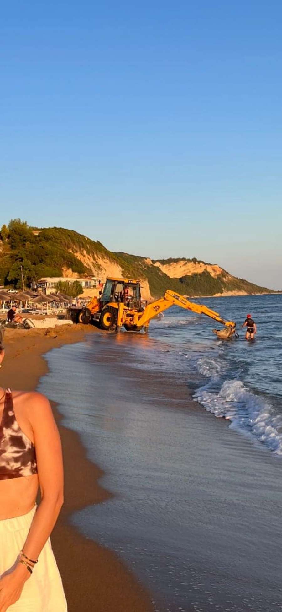 Κατακτητές - καταπατητές παραλιών με την ανοχή και ενοχή του Δήμου Νότιας Κέρκυρας - Μπουλνόζες στην παραλία του Μαραθιά!
