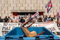 Οι Μαρια - Αντουανέτες της Περιφέρειας Ιονίων Νήσων μηνύουν συνδικαλιστές για προσβολή της ιερής σημαίας της ΕΕ & της οσίας καρέκλας της προέδρου