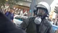Νέο βίντεο από την αστυνομική επίθεση κατά πολιτών – ΜΑΤατζής σπάει τζάμι καταστήματος