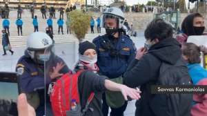 Η αστυνομία επιτέθηκε σε συμβολική διαμαρτυρία σπουδαστών δραματικών σχολών - ΒΙΝΤΕΟ