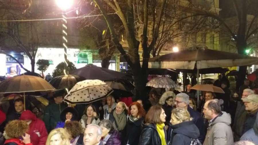 Συγκέντρωση διαμαρτυρίας υπό βροχή για το Nοσοκομείο της Κέρκυρας