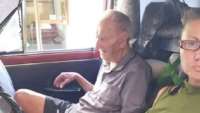 Πέθανε ο 93χρονος που ζούσε με την κόρη του μέσα σε αυτοκίνητο μετά από έξωση!