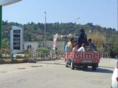 Εικόνες ντροπής στην Κέρκυρα: Μεταφορά μαθητών με αγροτικό!