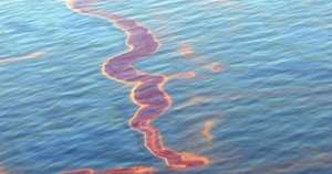 Θαλάσσια ρύπανση από πετρελαιοειδή στη μαρίνα Γουβιών