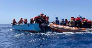 Έξι Σύροι πρόσφυγες, μεταξύ αυτών και τρία παιδιά βρέθηκαν νεκροί από πείνα και δίψα σε βάρκα στη Σικελία