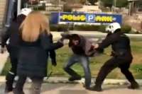 Απρόκλητη και βίαιη επίθεση αστυνομικών σε νεολαίους στη Νέα Σμύρνη (video)
