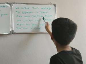 13χρονος πρόσφυγας από το Ιράκ έμαθε αρχαία ελληνικά και διαβάζει την «Οδύσσεια»
