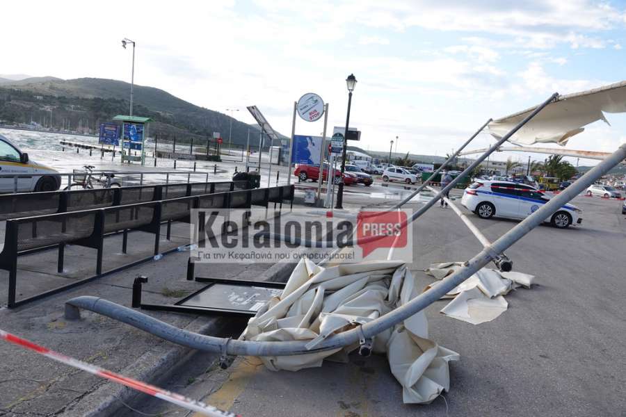 Δυο εργάτες τραυματίστηκαν από πτώση στέγαστρου στο λιμάνι Ληξουρίου