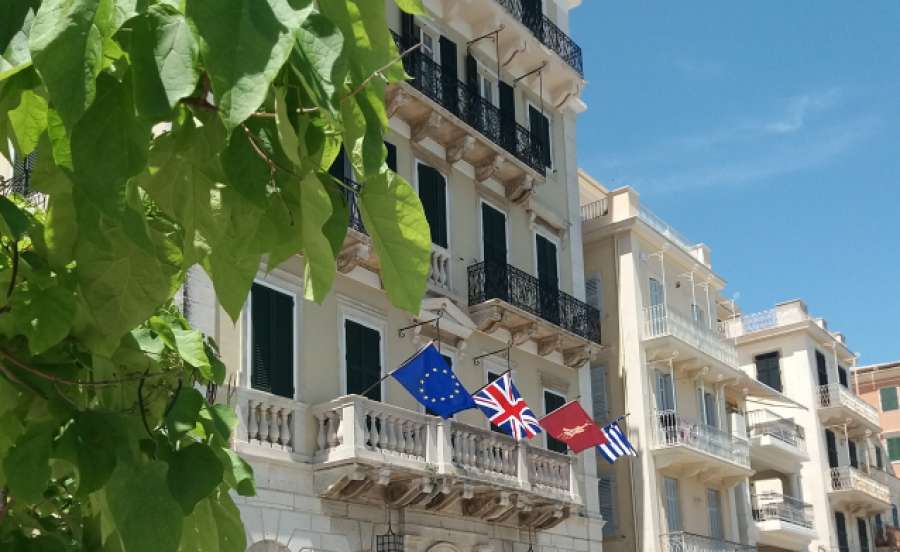 Πρόκληση με βρετανική σημαία λίγο πριν τις εορτές της ένωσης με την Ελλάδα