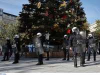 Σύνταγμα: Σε... αστυνομικό κλοιό ένα χριστουγεννιάτικο δέντρο που δεν «καίει»