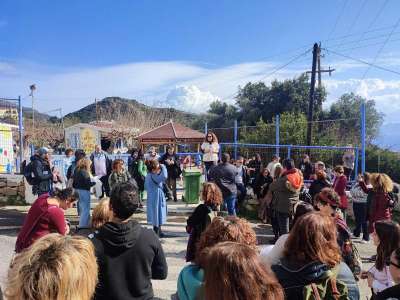 Αξιολογήτρια  είδε από μακριά πλήθος κόσμου έξω από το σχολείο και γύρισε πίσω - (ΒΙΝΤΕΟ)