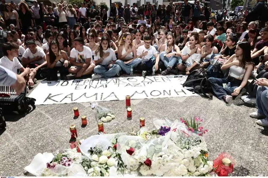 Συγκλονιστική διαμαρτυρία μαθητών έξω από το ΑΤ Αγίων Αναργύρων για τη γυναικοκτονία της Κυριακής