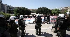 Δυναμική διαμαρτυρία φοιτητών στην Σύγκλητο του ΑΠΘ