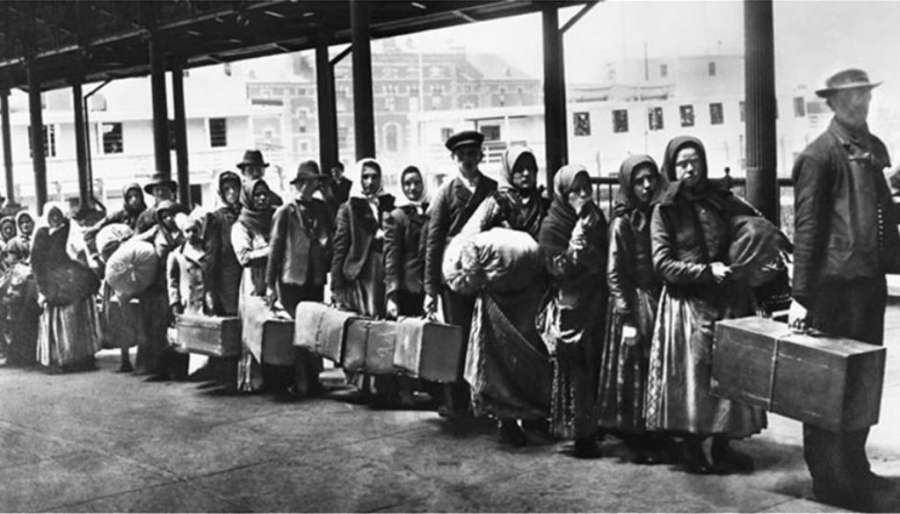 Σαν σήμερα 11 Απριλίου 1890, έγινε η αποβίβαση της πρώτης συγκροτημένης ομάδας Ελλήνων μεταναστών στο νησί Έλις (Ellis Island) της Νέας Υόρκης: Οι “Τούρκοι”, οι “λιγδιάρηδες”, οι “αρουραίοι”