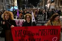 Οργή στα Προπύλαια – Χιλιάδες διαδηλωτές για την πρόταση της Εισαγγελέως για τον βιασμό και εκπόρνευση της 12χρονης