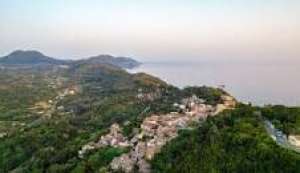 Πέλεκας: Το κατάφυτο ορεινό χωριό της Κέρκυρας με το μαγευτικό ηλιοβασίλεμα στην Αδριατική