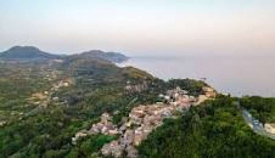 Πέλεκας: Το κατάφυτο ορεινό χωριό της Κέρκυρας με το μαγευτικό ηλιοβασίλεμα στην Αδριατική