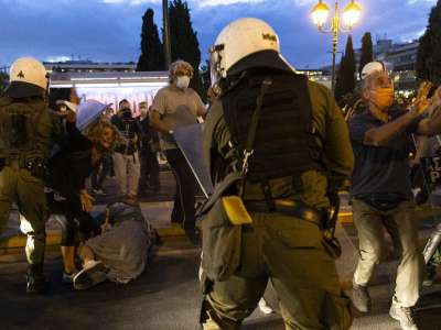 Μια καθηγήτρια στο έδαφος! Μια φωτογραφία που συμπυκνώνει την ιστορία