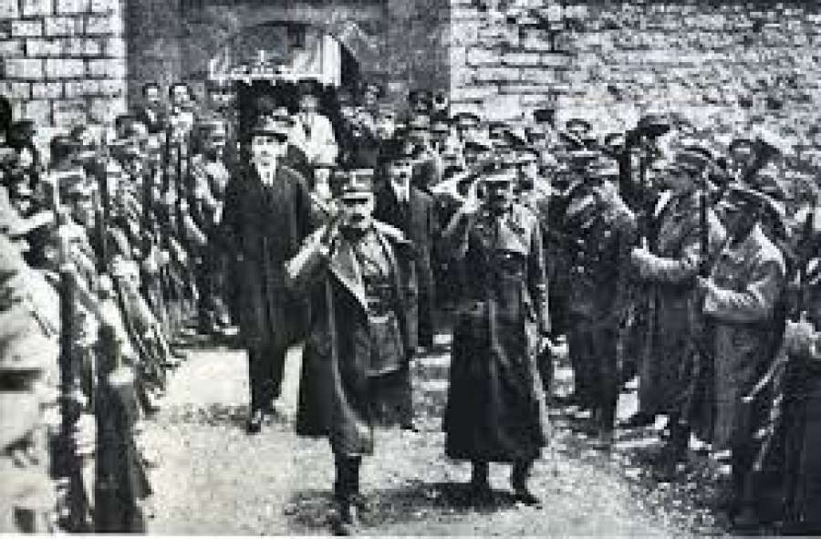 Φωτογραφία: Η ηγεσία του κινήματος του 1922, μετά την Μικρασιατική Καταστροφή: Συνταγματάρχες Γονατάς (κέντρο), Πλαστήρας (δεξιά) και ο πολιτικός σύμβουλος της επανάστασης Γεώργιος Παπανδρέου ο πρεσβύτερος (αριστερά), κατά τη διάρκεια επίσκεψης στη γενέτειρα του Αθανασίου Διάκου, Μουσουνίτσα.