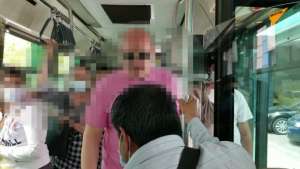 «Εδώ κουμάντο κάνω εγώ»: Οδηγός λεωφορείου σηκώνει μετανάστη από τη θέση του (Video)
