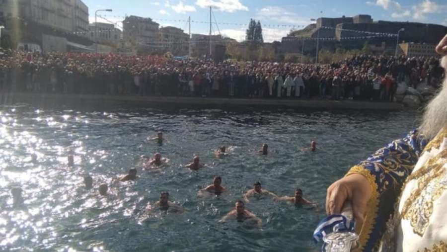 Άργησαν οι κολυμβητές  να βρουν τον σταυρό στα παγωμένα νερά της Κέρκυρας