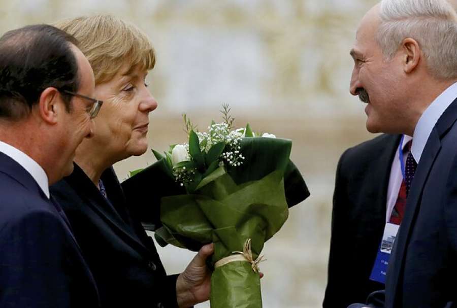 Τα λουλούδια στην κυρία από μένα... 11.02.2015, ο Λουκασένκο υποδέχεται στο Μινσκ τους εκπροσώπους του γερμανογαλλικού άξονα, Μέρκελ και Ολάντ.