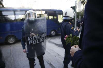 Αντιδημοκρατικές απαγορεύσεις, τυφλές συλλήψεις, αόριστες διώξεις: Η δίκη των «62» της 6ης Δεκεμβρίου