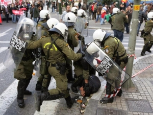 «Αποσύρθηκε» ώσπου να … ξανάρθει η τροπολογία ΣΥΡΙΖΑ για έναν έξτρα μισθό σε όλους τους αστυνομικούς