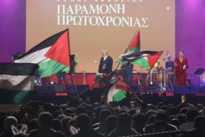 Κυβερνητική και ακροδεξιά χολή για τις παλαιστινιακές σημαίες την Πρωτοχρονιά στο Σύνταγμα