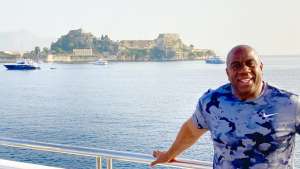 Διακοπές στην Κέρκυρα ο θρύλος του NBA Μάτζικ Τζόνσον με φόντο το Παλιό Φρούριο  [εικόνες] - Αφιέρωμα