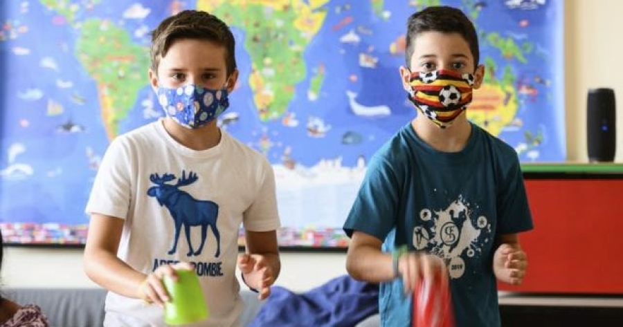 Οσμή σκανδάλου με τις υφασμάτινες μάσκες στα σχολεία